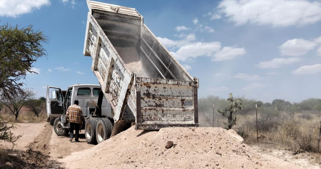 Mantenimiento de caminos saca cosecha para un campo más productivo.